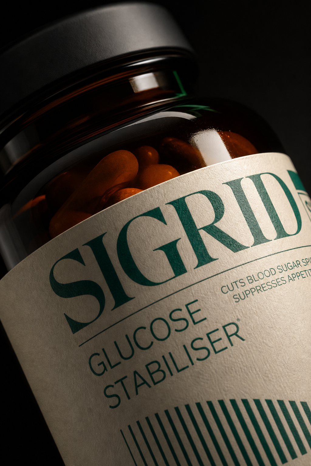 Macro 3D view of the SIGRID amber bottle showing capsule depth, ivory label paper texture and green printed typography